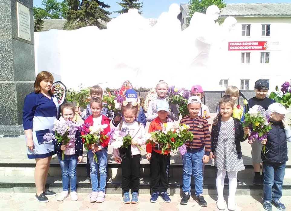 Возложение цветов к памятнику.